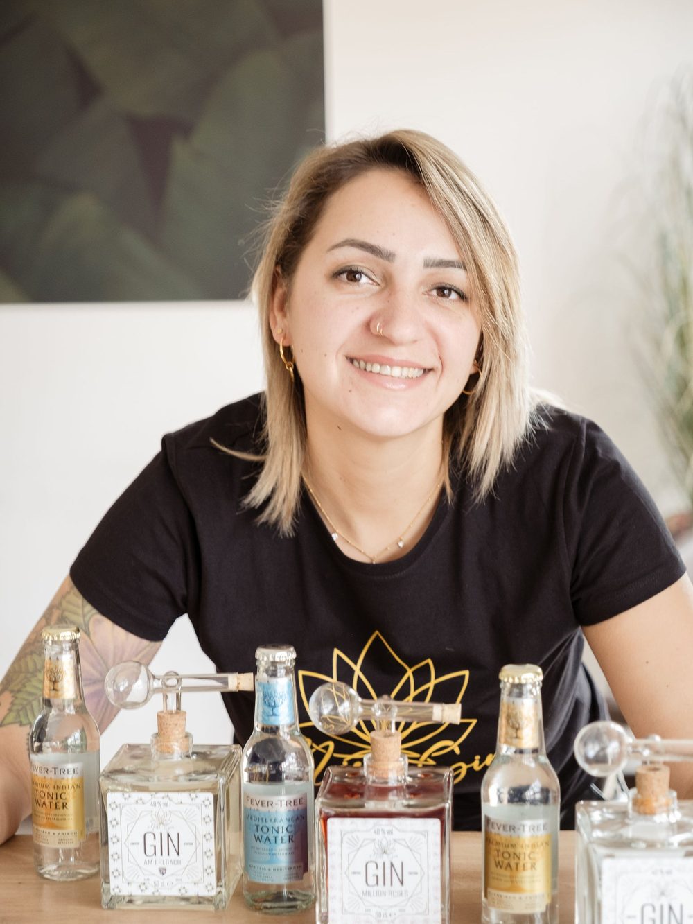 Katharina Groß, Gründerin von Miss Gin, hinter der Theke