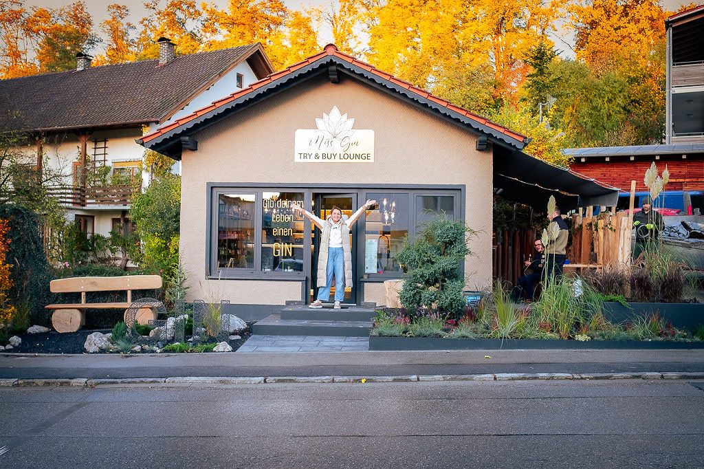 Die Try & Buy Lounge von außen, mit Miss-Gin-Schriftzug über dem Eingang