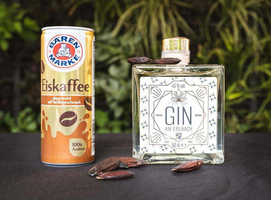 Die Flasche Gin am Erlbach neben Bucheckern
