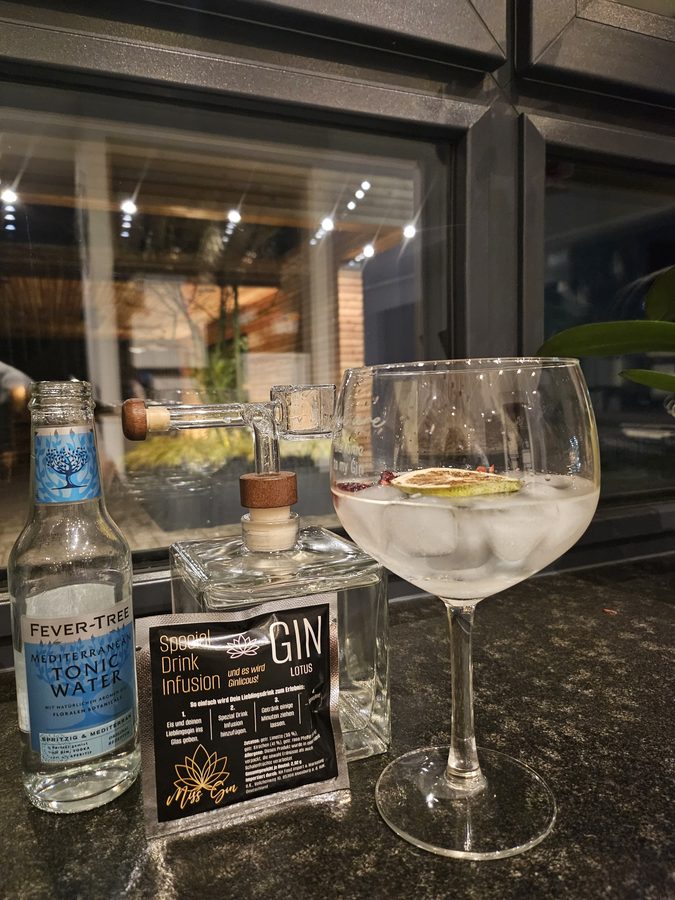 Lotus Ginless serviert im Glas mit Tonic